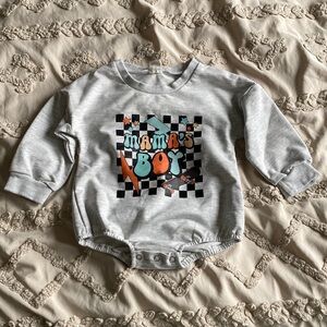 Boys retro graphics “mama’s boy” gray long sleeve bodysuit.  Size 12-18 months.